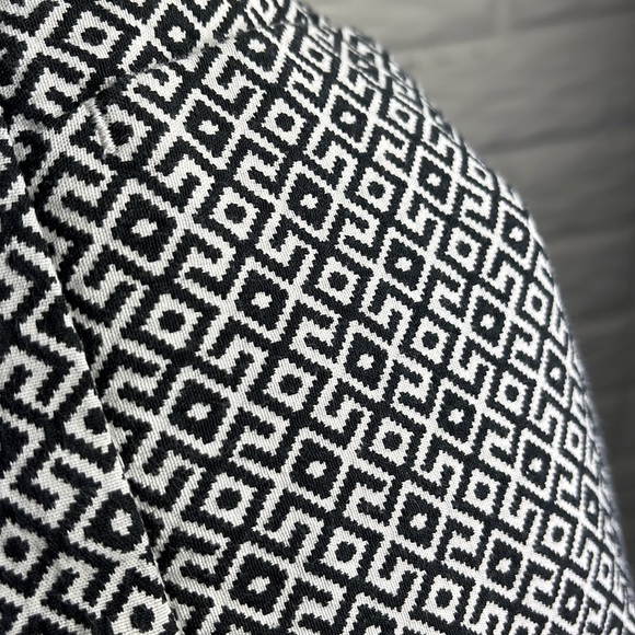 BANANA REPUBLIC HAMPTON SHORT BLACK WHITE GEOMETRIC TAILORED SIZE 10 - Picture 13 of 13